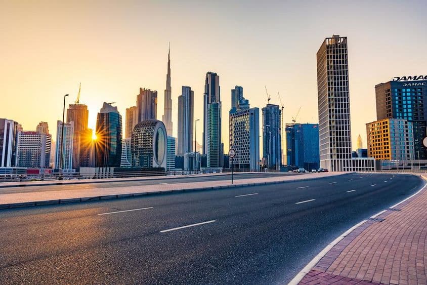 Pohľad na dubajské mrakodrapy z Marasi Drive v oblasti Business Bay.