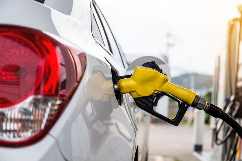 Dubajský muž tankujúci benzín do auta na čerpacej stanici.