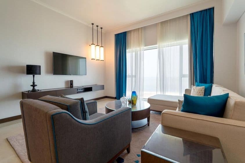 SAE, Abú Dhabí, moderný interiér obývačky.