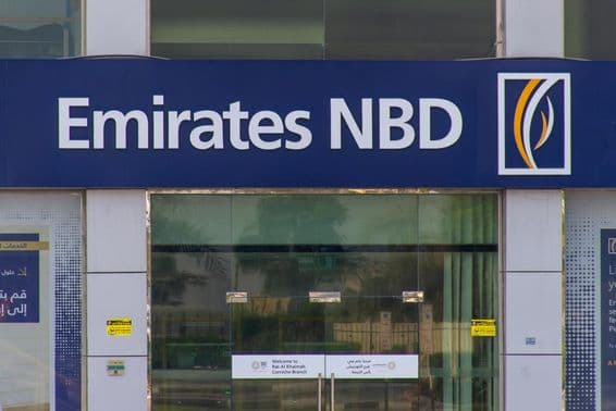 Emirates NBD Bank PJSC modré logo pobočky v Dubaji.