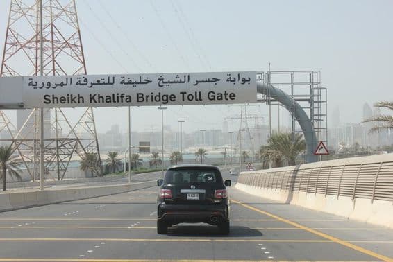 Vyberanie mýta v emiráte Abu Dhabi.