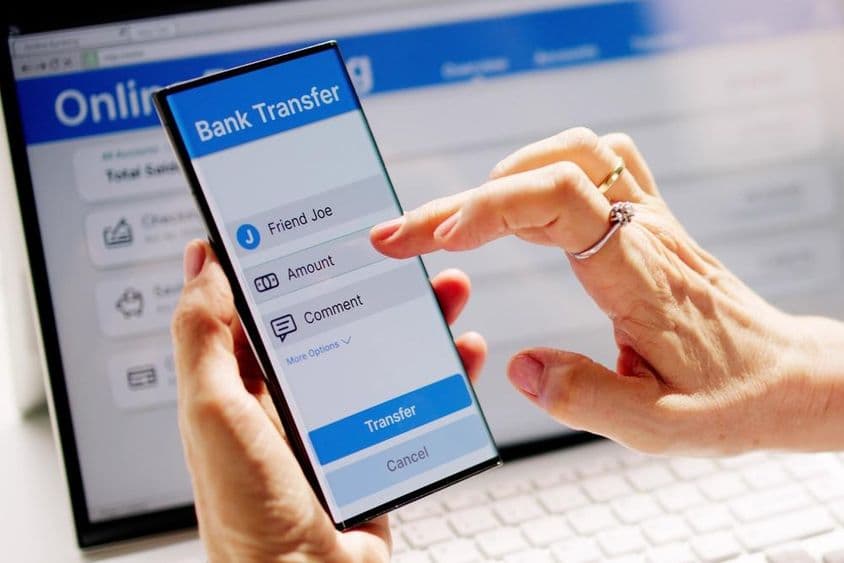 Kontrola online bankového zostatku a prevod s dvojfaktorovou autentifikáciou.