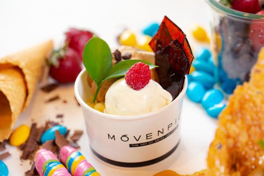 Movenpick vanilkový zmrzlinový pohár s posypkou.