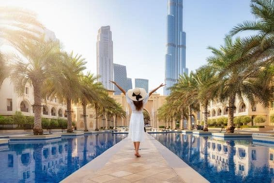Žena turistka kráčajúca ulicami Dubaja, SAE počas svojej dovolenky.