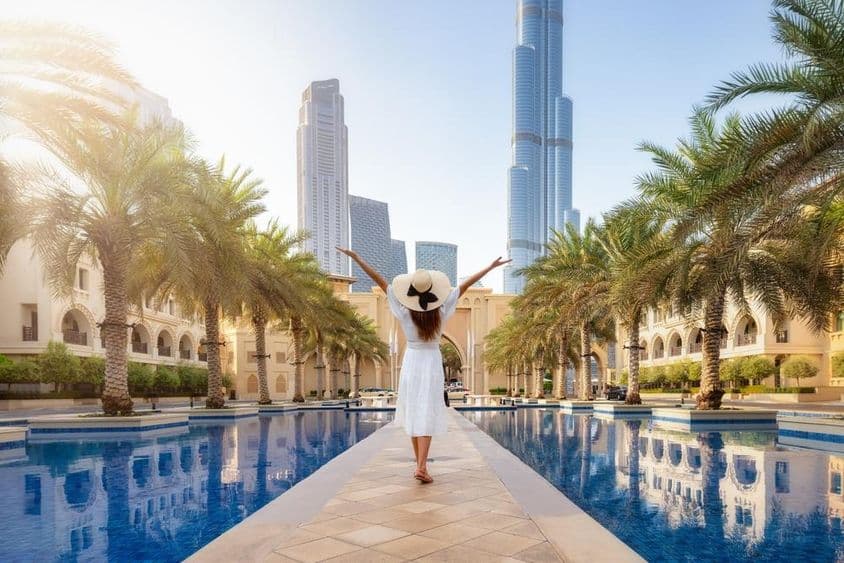 Žena turistka kráčajúca ulicami Dubaja, SAE počas svojej dovolenky.