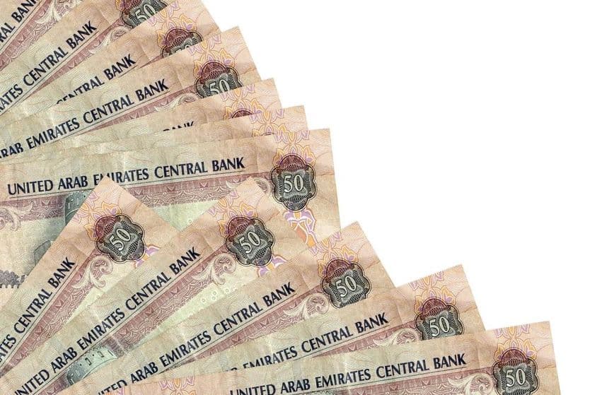 50-dirrhamová bankovka Spojených arabských emirátov ležiaca na stole.