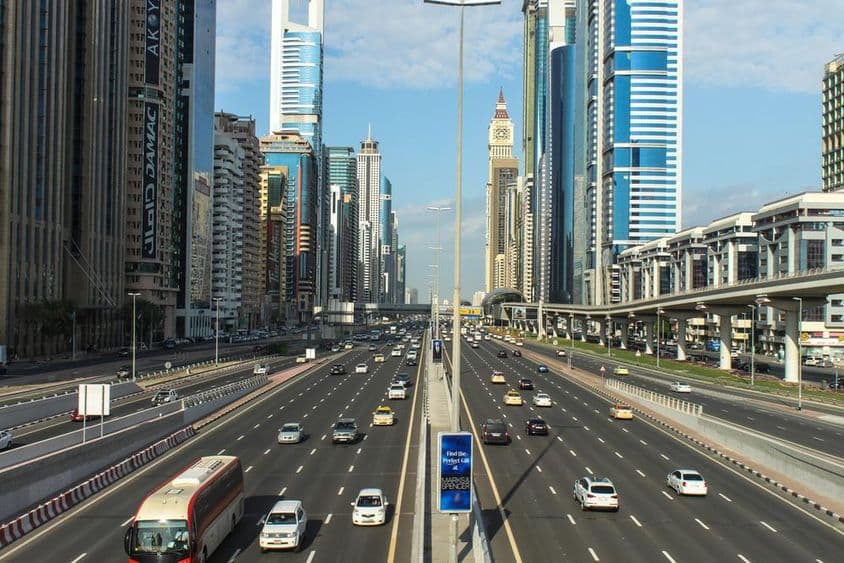 Sheikh Zayed Road v Dubaji, Spojené arabské emiráty.