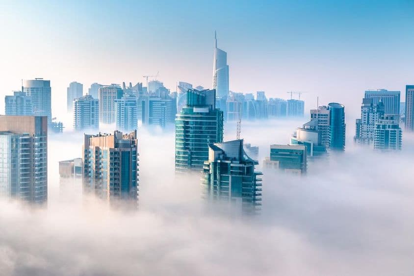 Ranná hmla nad Dubai Marinou.