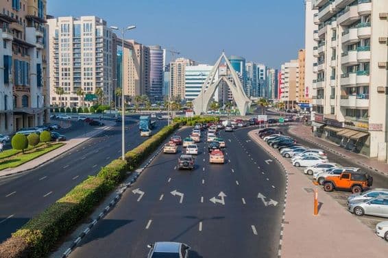 Cesta Al Maktouma a hodinová veža Deira v Dubaji.