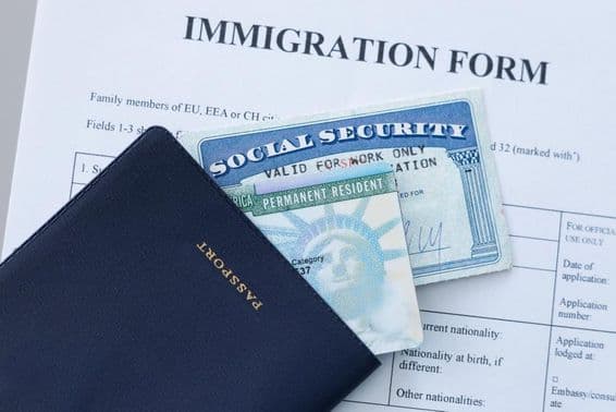 USA pas, karta sociálneho zabezpečenia a karta trvalého pobytu (zelená karta).