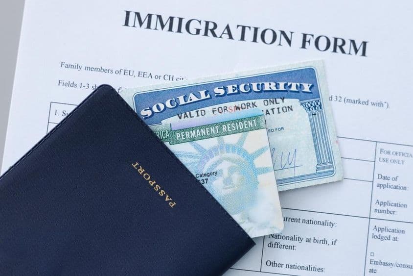 USA pas, karta sociálneho zabezpečenia a karta trvalého pobytu (zelená karta).