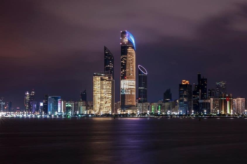 Nočný pohľad na panorámu mesta Abú Zabí, Corniche Abú Zabí.