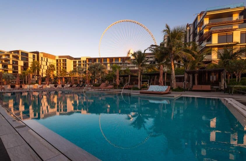 Bazén v Caesars Palace Bluewaters Hotel v Dubaji.