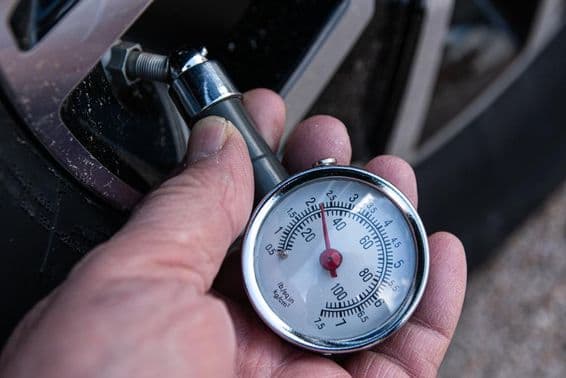 Skontrolujte tlak pneumatík pomocou tlakomera pre správne natlakovanie pneumatiky auta.