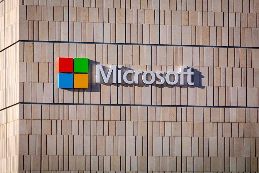 Značka Microsoft na budove v Silicon Valley Campuse.