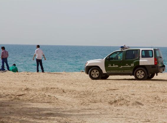 Policajné SUV na pláži Jumeirah.