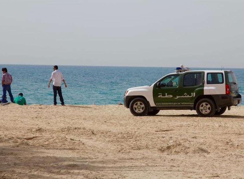 Policajné SUV na pláži Jumeirah.