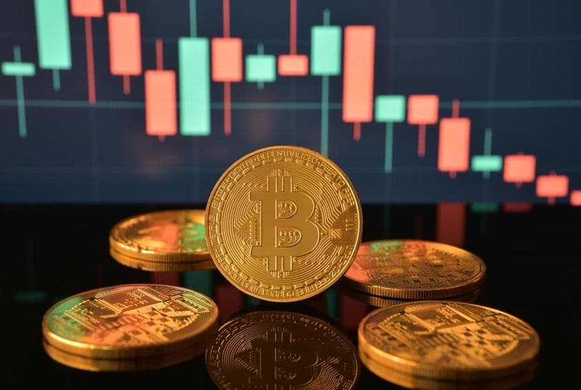 Kôpka zlatých bitcoinových mincí.