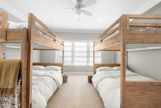 Izba s poschodovou posteľou.