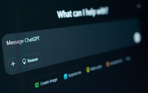 ChatGPT na obrazovke notebooku.