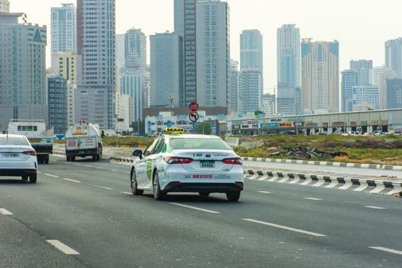 Aman taxi na ceste v meste Sharjah.