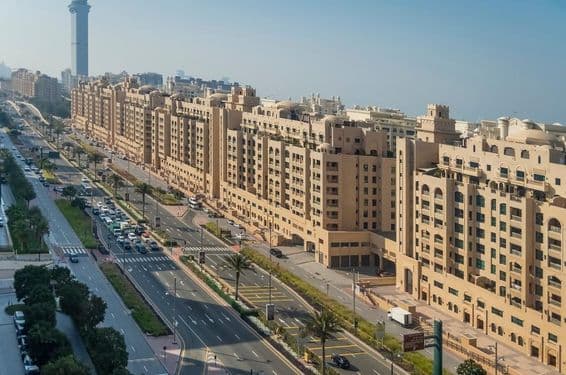 Palm Jumeirah, Shoreline Apartments cesta, deň.