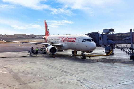 Oman Air Arabia A6-AUB lietadlo, Airbus A320 na dráhe letiska v Abú Zabí.