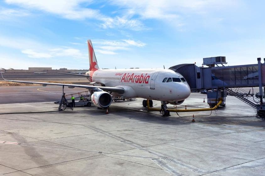 Oman Air Arabia A6-AUB lietadlo, Airbus A320 na dráhe letiska v Abú Zabí.