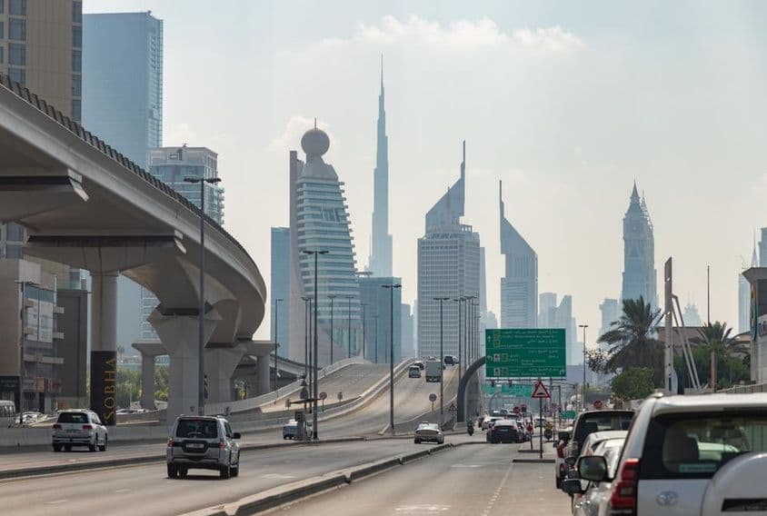 Pohľad na Sheikh Khalifa Bin Zayed Street, s výhľadom na mrakodrapy v obchodnej štvrti.