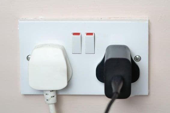 Anglická zásuvka v stene s vypínačmi.