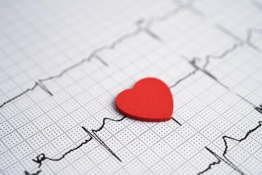 EKG so srdcom v červenej farbe.