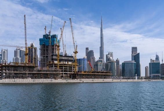 Žeriavy stavajúce nové apartmány v oblasti Business Bay v Dubaji.
