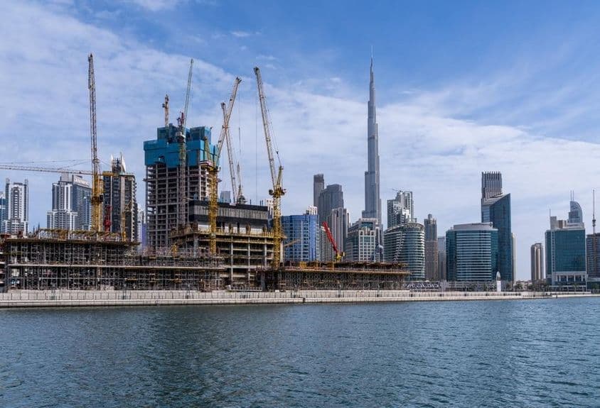 Žeriavy stavajúce nové apartmány v oblasti Business Bay v Dubaji.