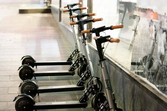 Strieborný/sivý prenajímateľný elektrický skúter od Hoop.