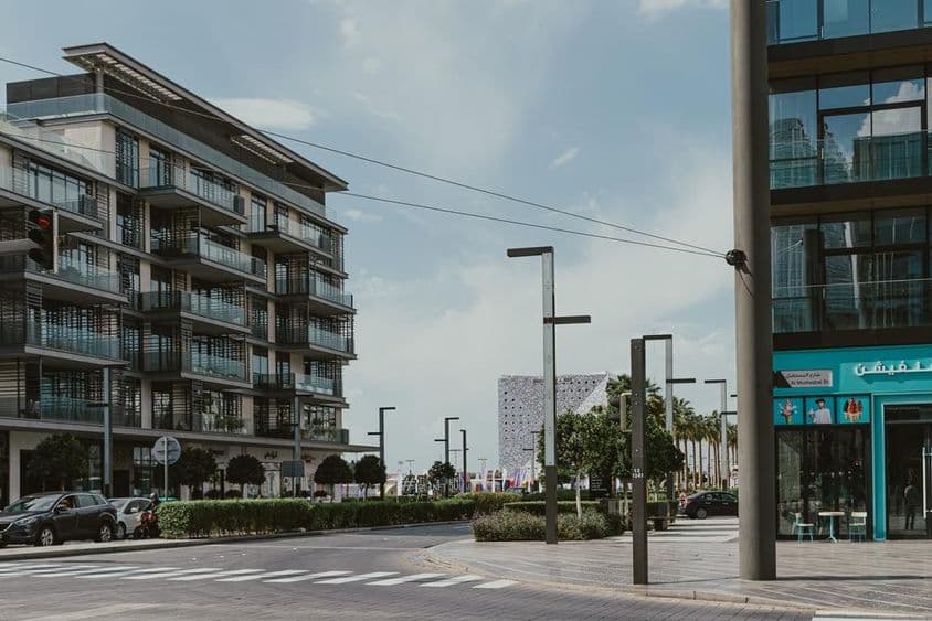 Pohľad na ulicu Al Mustaqbal pri Dubai City Walk s modernými apartmánmi.