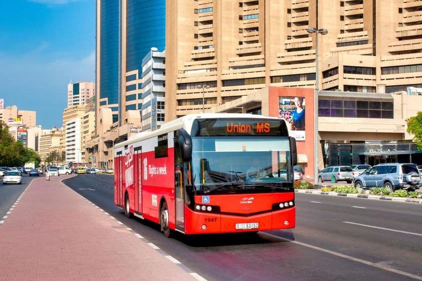 Verejný transportný autobus v Dubaji.