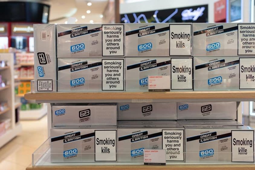 Cigarety na predaj v duty-free zóne na letisku v Dubaji.