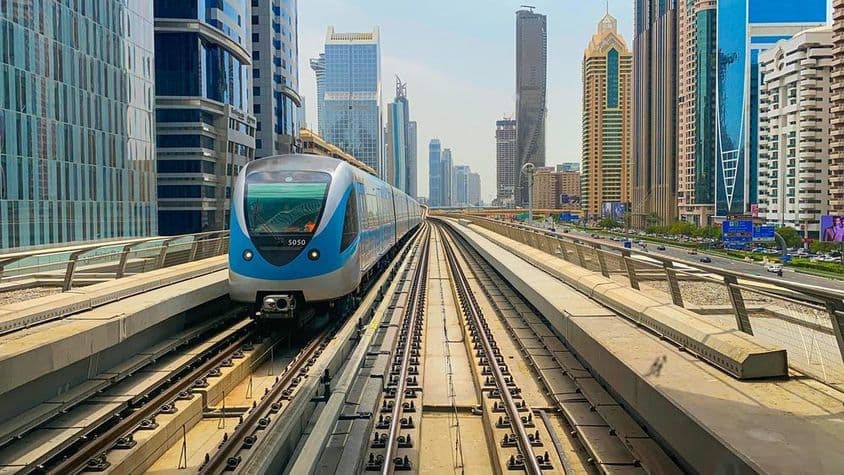 Dubajské metro v letný deň.