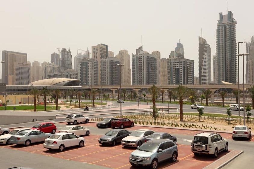 Parkovisko v centre Dubaja.