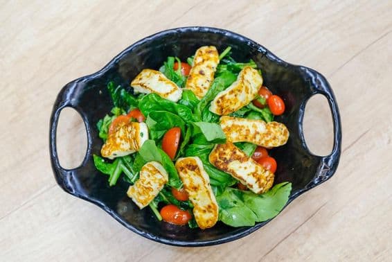 Šalát so syrom, rukolou a cherry paradajkami.