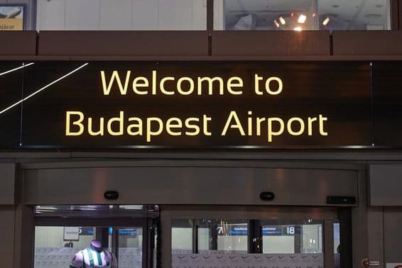 Uvítacia tabuľa na Letisku Ferenca Liszta v Budapešti, Maďarsko.