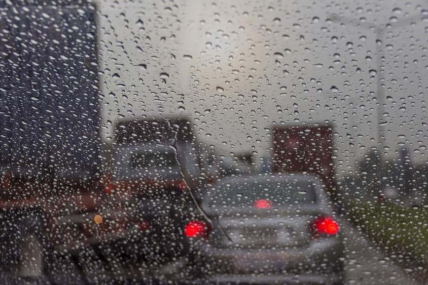 Dážď v Dubaji, autá na ceste.