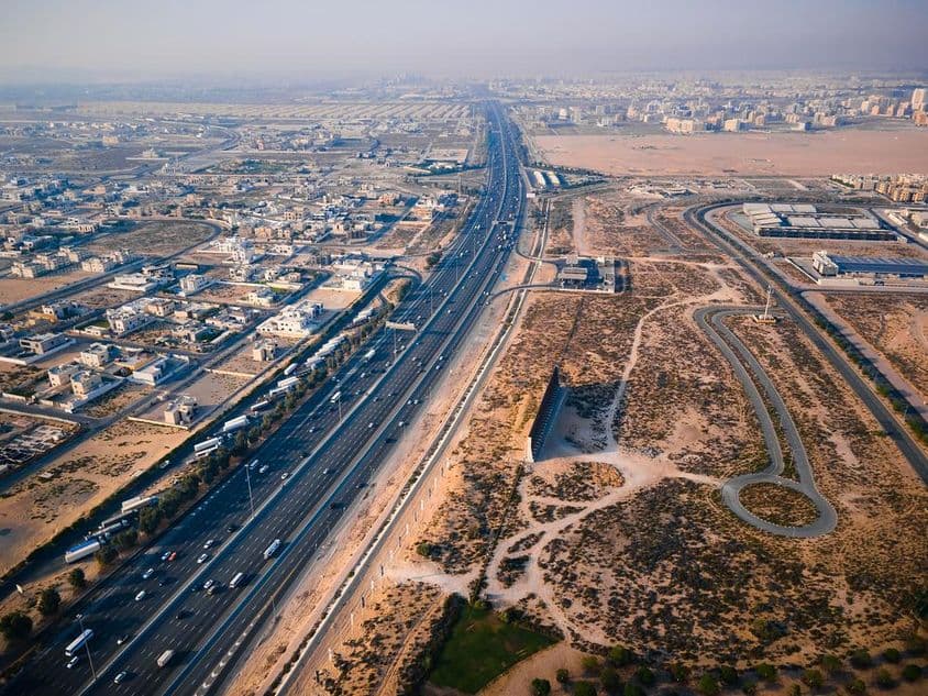Cesta E311 Sheikh Mohammed bin Zayed na okraji Dubaja.