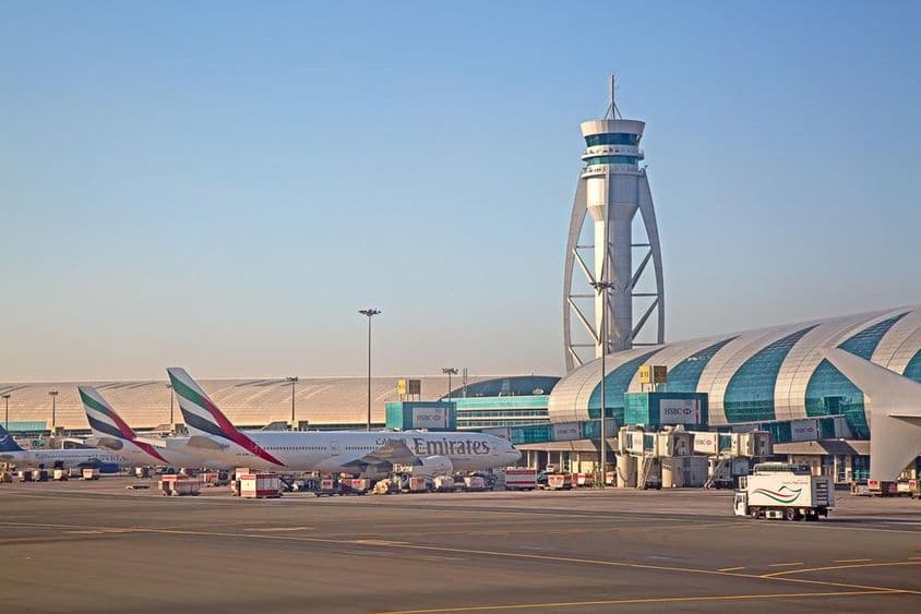 Lietadlá sa pripravujú na vzlet na letisku v Dubaji.