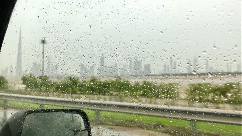 Burj Khalifa v daždi v Dubaji.