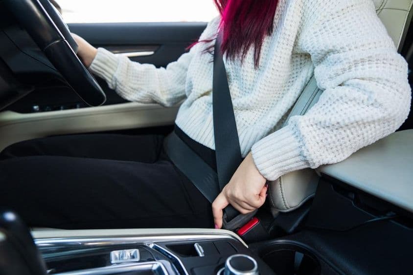 Žena vodička si pripína bezpečnostný pás.