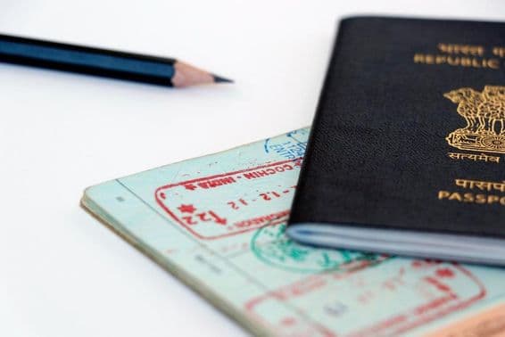 Spojené arabské emiráty a indické oficiálne pečiatky na stránke pasu, v arabčine a hindčine.
