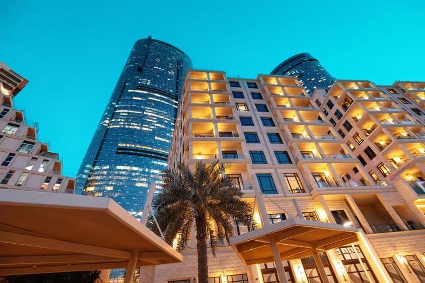 Abu Dhabi, Spojené arabské emiráty: Moderné obytné budovy.