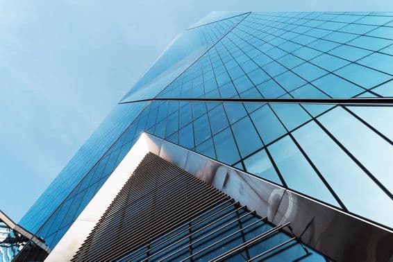 Pohľad na ulicu pred kancelárskou budovou v Dubaji.