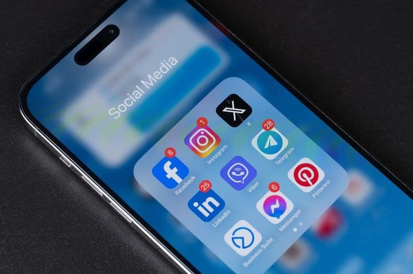 Aplikácia sociálnych médií v ponuke iPhonu na smartfóne.